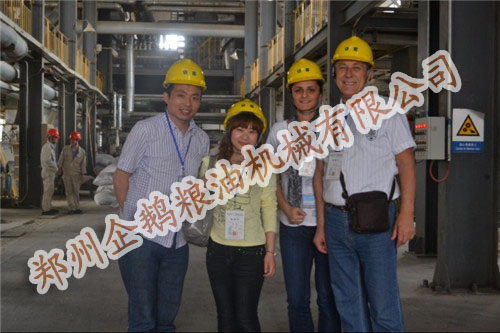 塞爾維亞客戶參觀企鵝小型榨油機(jī)車間